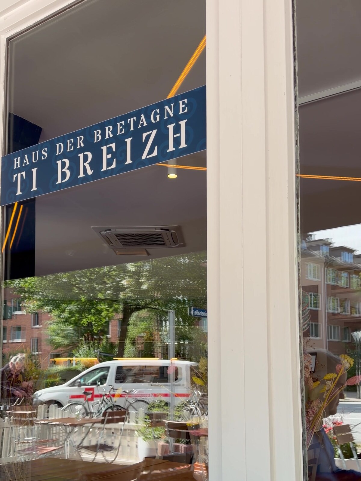 Fensterfront des Ti Breizh im Eppendorfer Weg mit blauem Schriftzug Haus der Bretagne