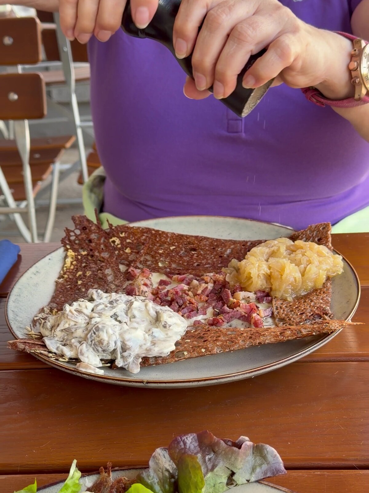 Galette Forestière mit Sahne-Champignons, Speck und Zwiebelkonfitüre im Ti Breizh