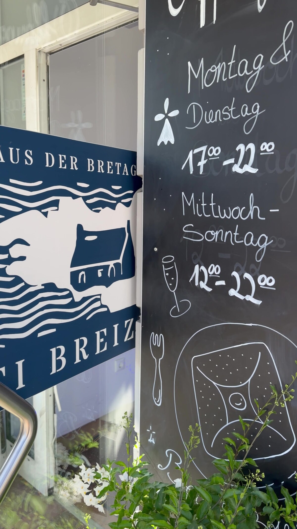 Eingang des Ti Breizh mit Kreidetafel und Öffnungszeiten