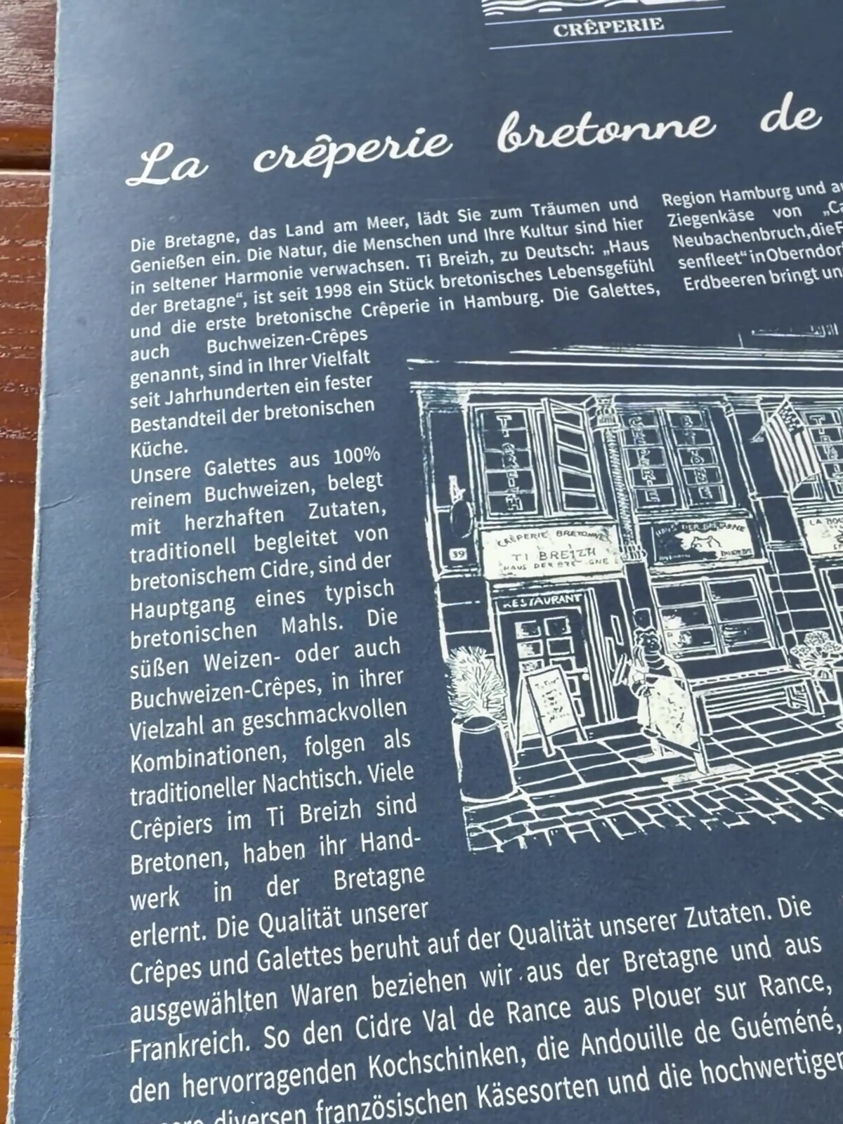 Speisekarte des Ti Breizh mit der Geschichte der bretonischen Crêperie seit 1998