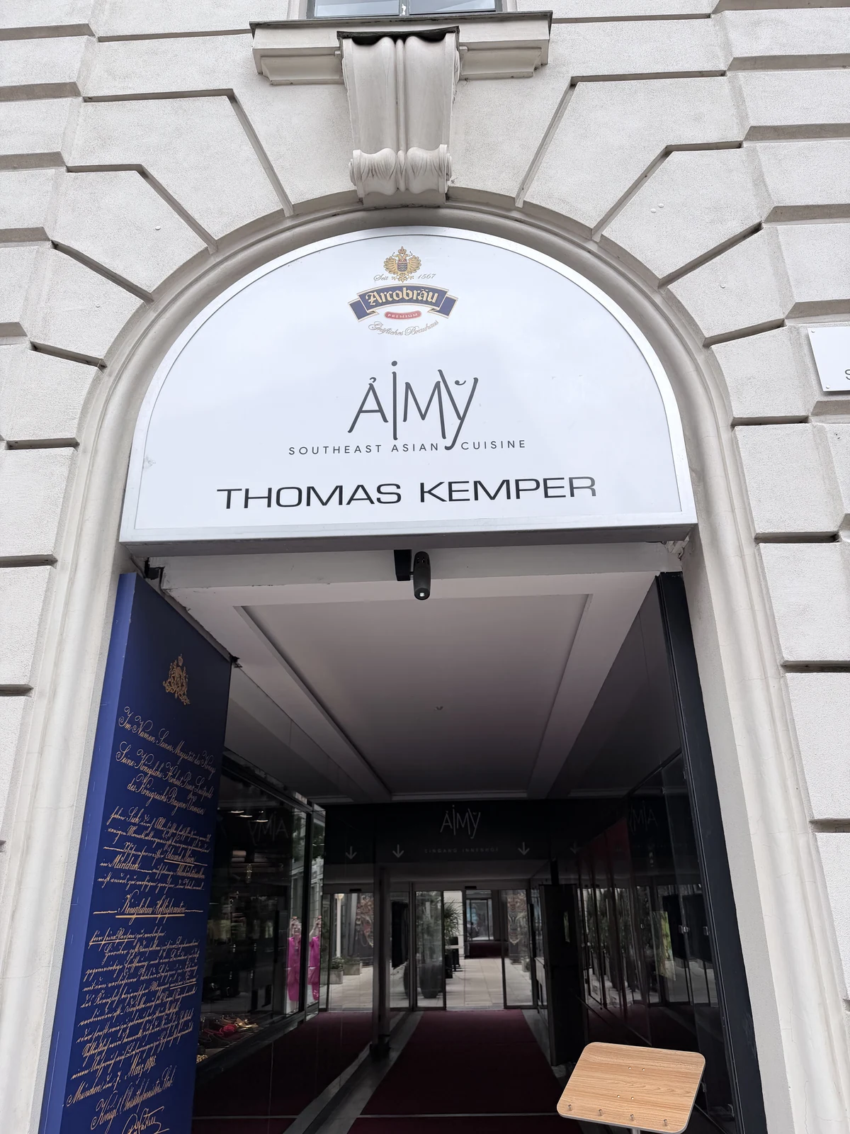 Eingang des Aimy Restaurants in der Brienner Straße in München