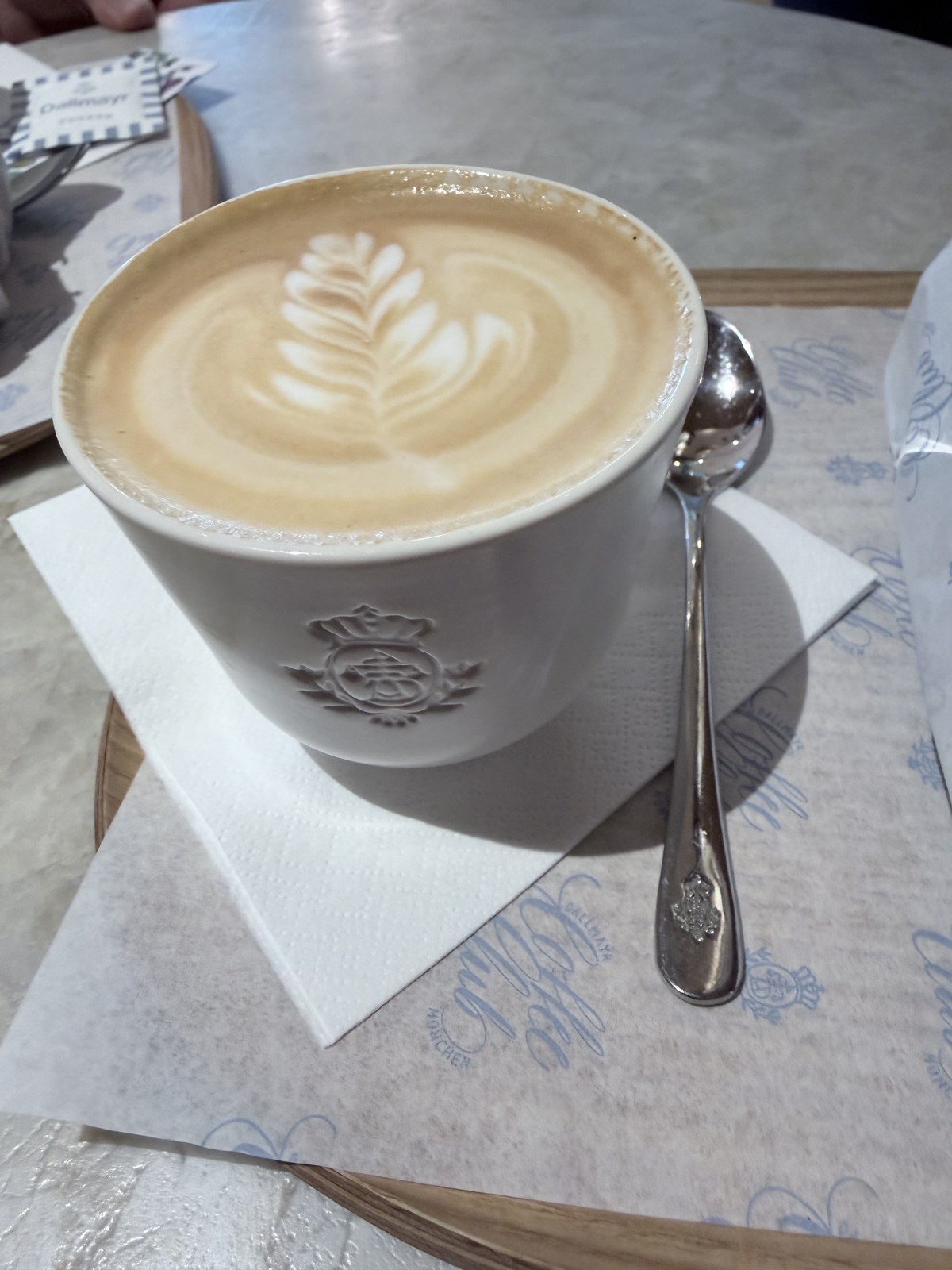 Cappuccino mit Latte Art in der Dallmayr Tasse im Coffee Club München