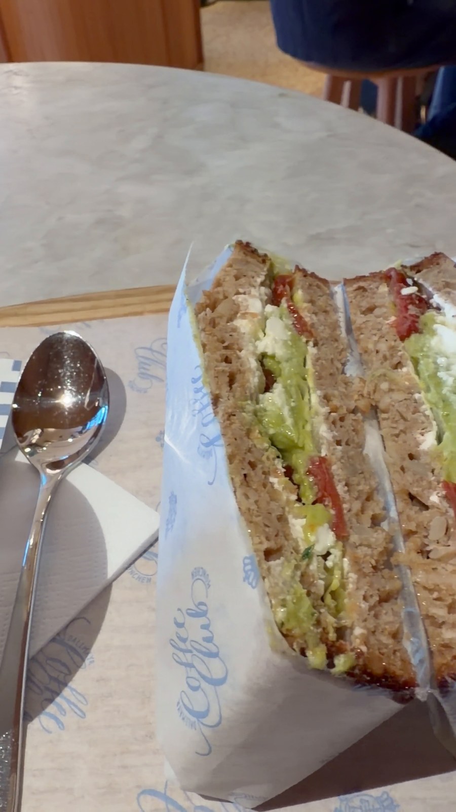 Schnitte mit Frischkäse und Avocado neben Cappuccino im Dallmayr Coffee Club