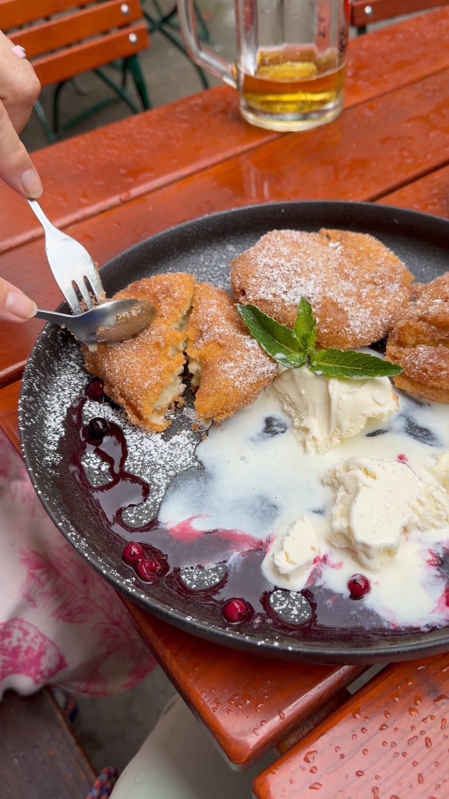 Apfelkücherl in Zimtzucker mit Vanilleeis und Beeren in der Emmeramsmühle