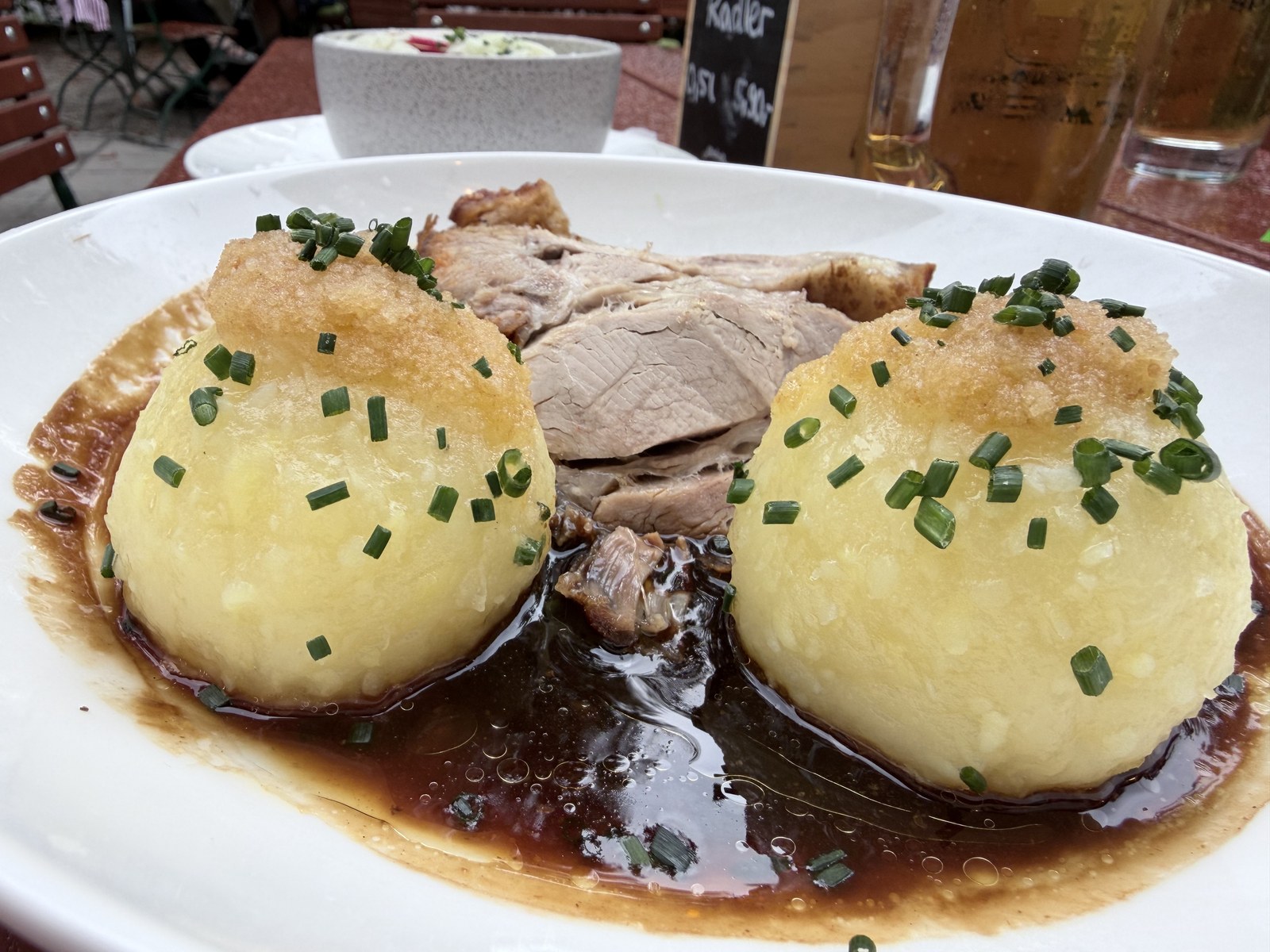 Schweinsbraten in Dunkelbiersauce mit zwei Kartoffelknödeln in der Emmeramsmühle