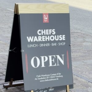 Kundenstopper vor dem Chefs Warehouse in der HafenCity Hamburg mit Adresse Am Sandtorkai 29