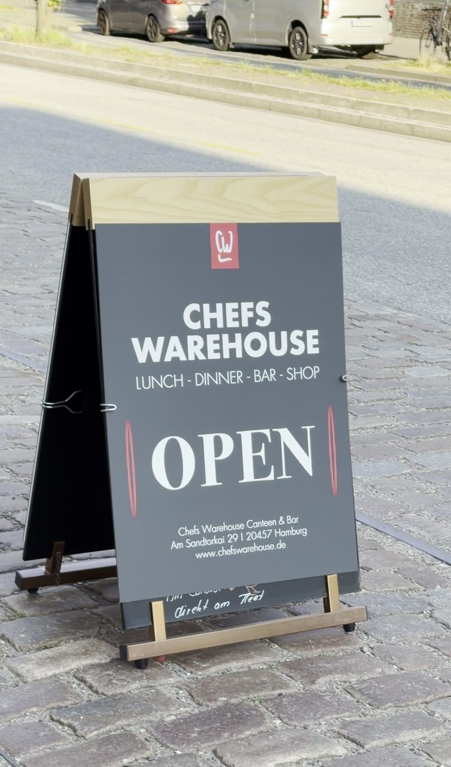 Kundenstopper vor dem Chefs Warehouse in der HafenCity Hamburg mit Adresse Am Sandtorkai 29