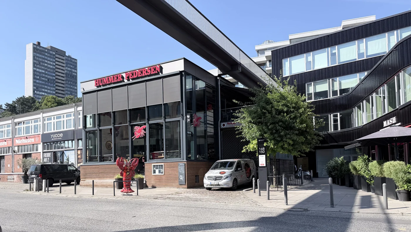 Das Restaurant Hummer Pedersen in Hamburg an einem sonnigen Sommertag