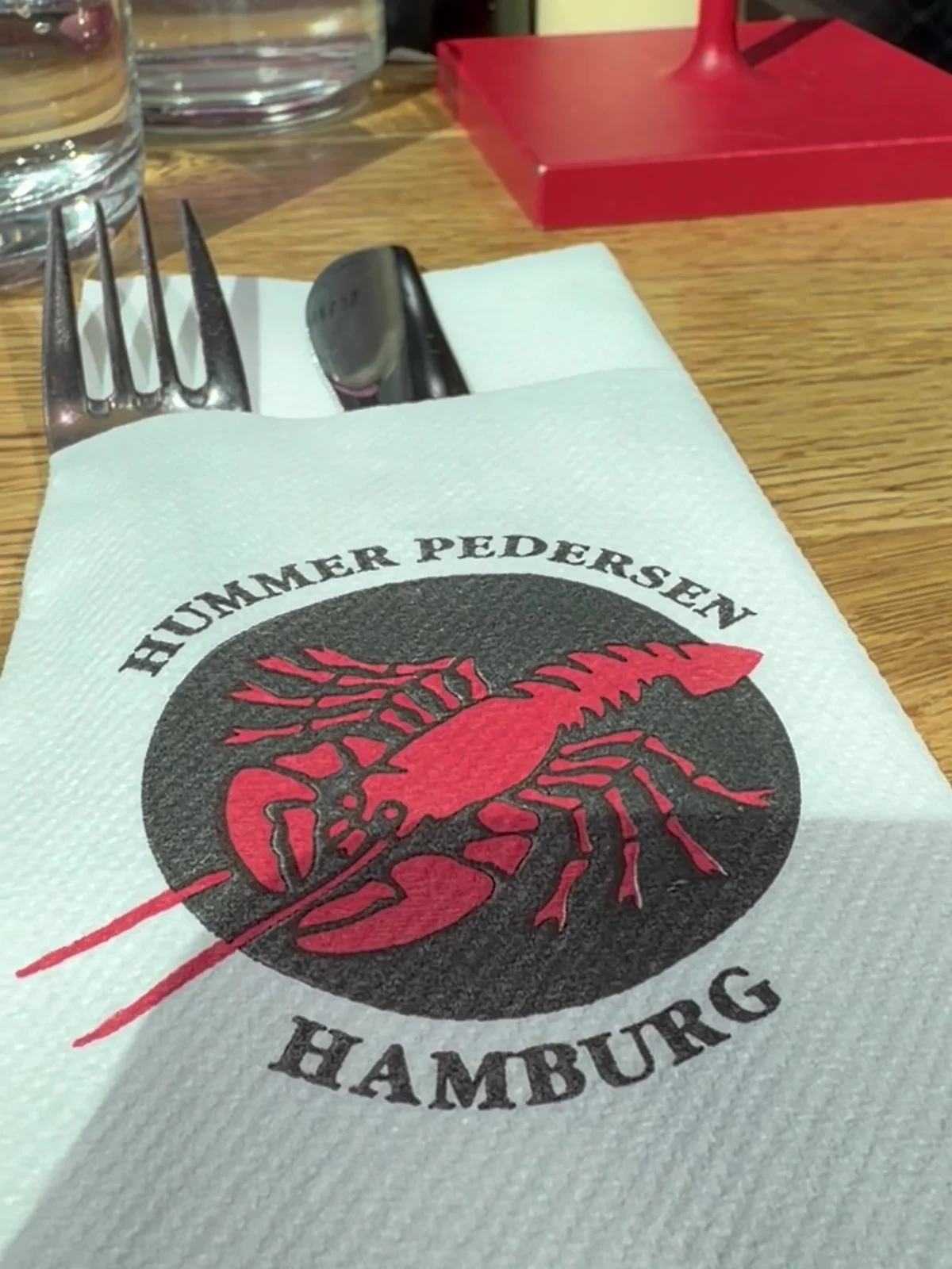 Serviette mit dem Logo von Hummer Pedersen in Hamburg