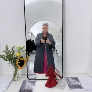 Corinna Gronau vor dem Standspiegel im Katharina Hovman Showroom auf der Praterinsel in München mit der Sommerkollektion 2027