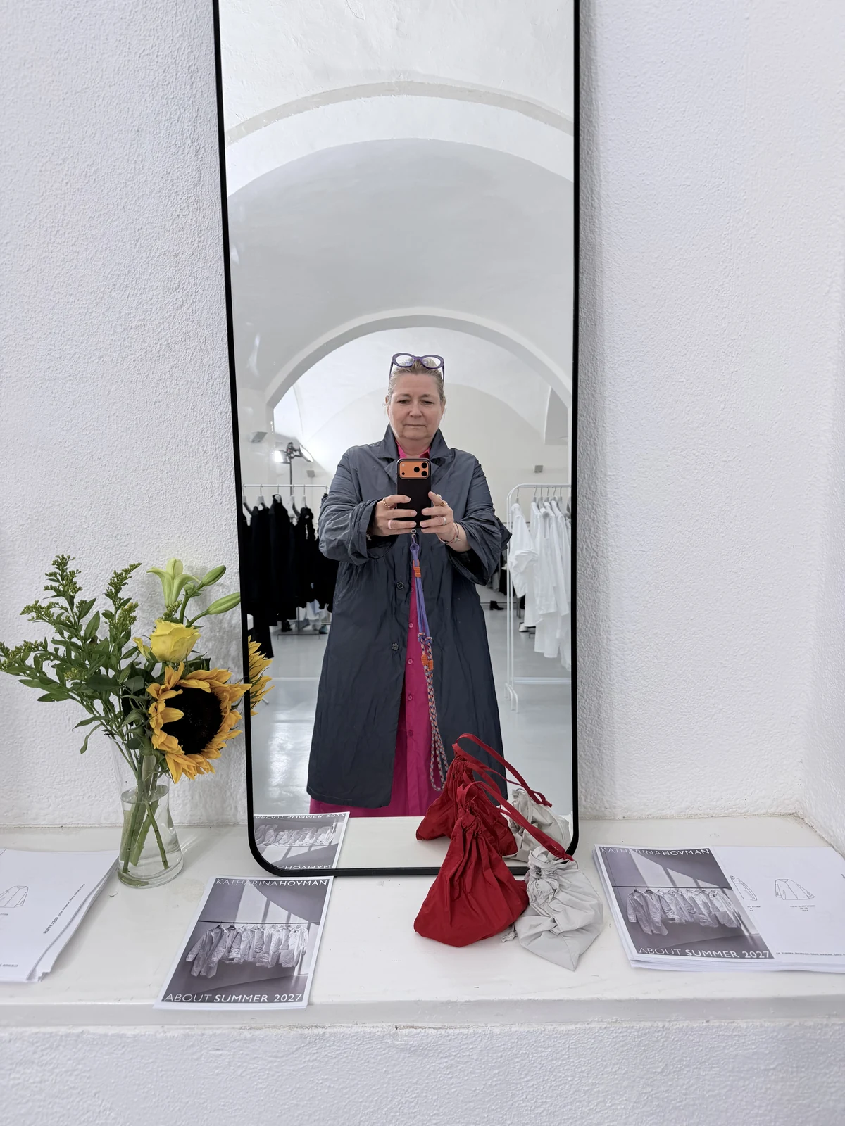 Corinna Gronau vor dem Standspiegel im Katharina Hovman Showroom auf der Praterinsel in München mit der Sommerkollektion 2027
