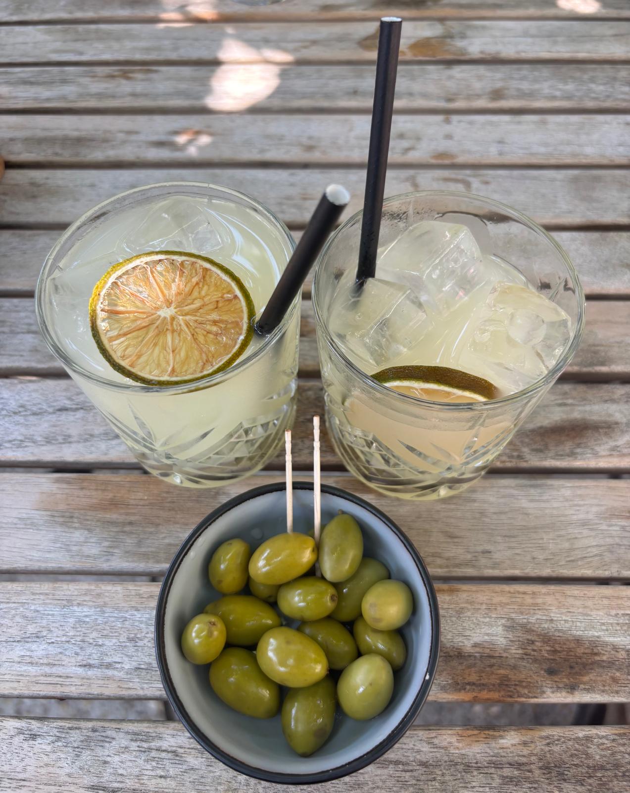 Aperitif a la citron mit gruenen Oliven im Bistrot Saint Roch Maussane