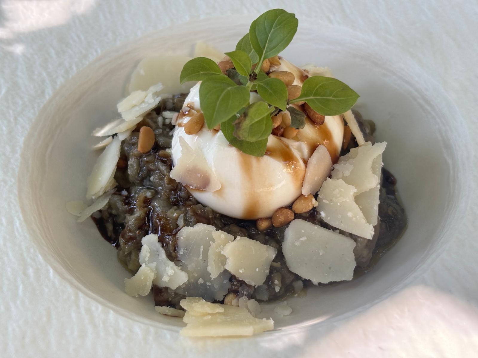 Kaviar d Aubergine mit Burrata Parmesan und Pinienkernen