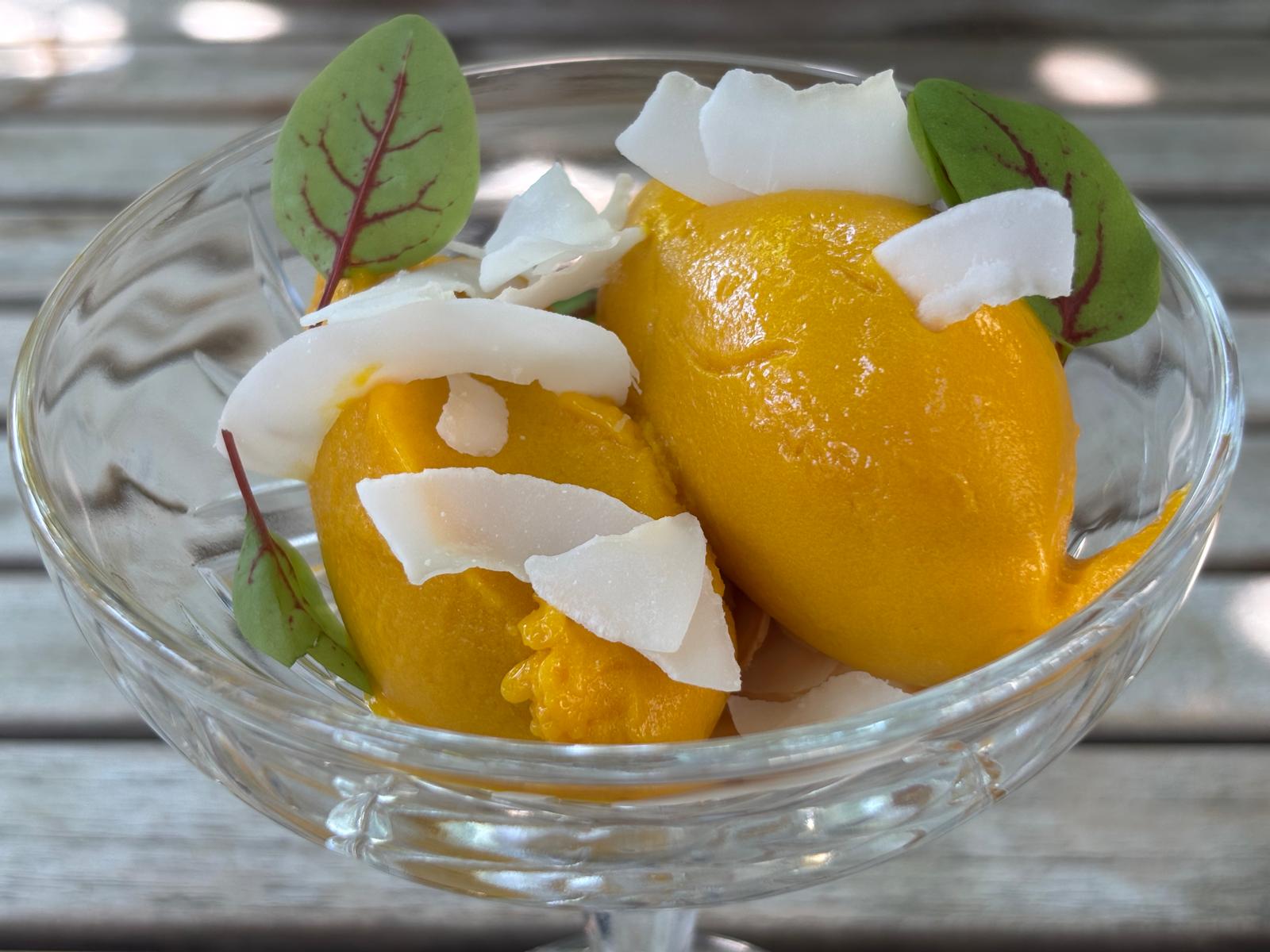 Mangoeis mit Kokosflocken im Bistrot Saint Roch
