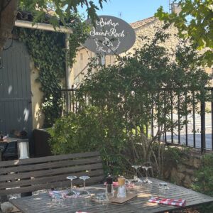 Terrasse und Restaurantschild Le Bistrot Saint Roch in Maussane-les-Alpilles