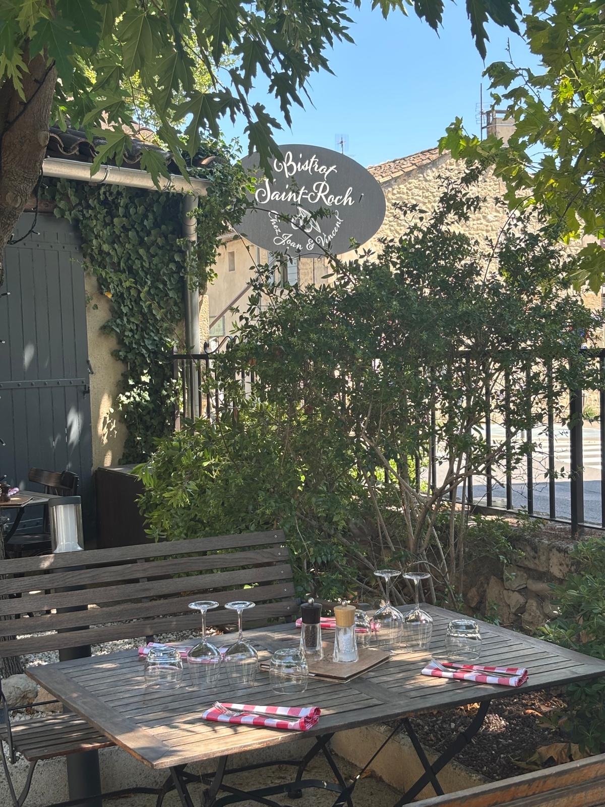Terrasse und Restaurantschild Le Bistrot Saint Roch in Maussane-les-Alpilles