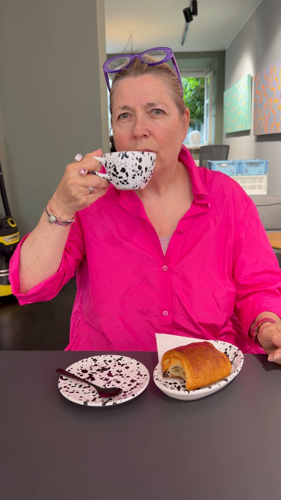 Trixi Gronau beim Frühstück im Studio Café in München