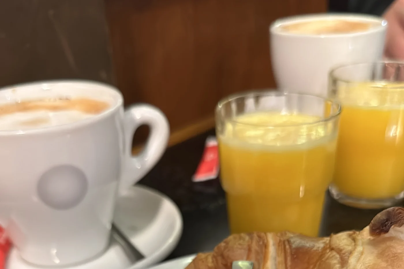 Frühstück im Comptoir des Saints-Pères in Paris mit Kaffee, Orangensaft, Croissant und Baguette
