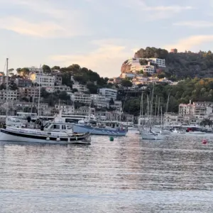 Schiffe im Hafen von Port de Sóller vor dem beleuchteten Hang.