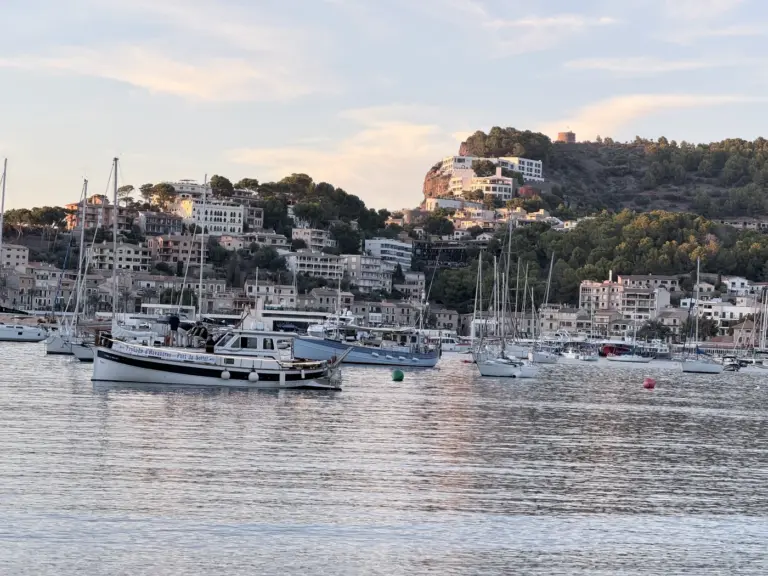 Schiffe im Hafen von Port de Sóller vor dem beleuchteten Hang.