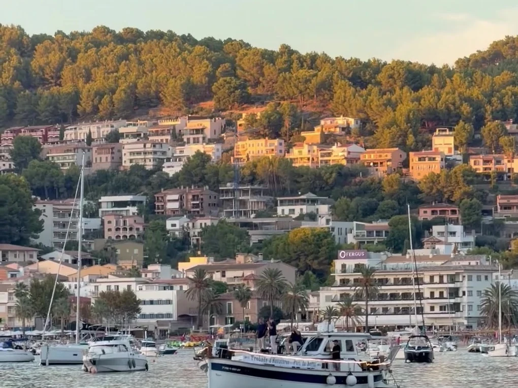 Singers on a boat at the Trobada d'Havaneres in the harbour of Port de Sóller.
