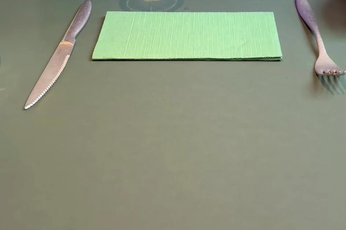 Besteck im Antik-Look mit grüner Serviette auf dem grünen Tisch im Gefion Hamburg