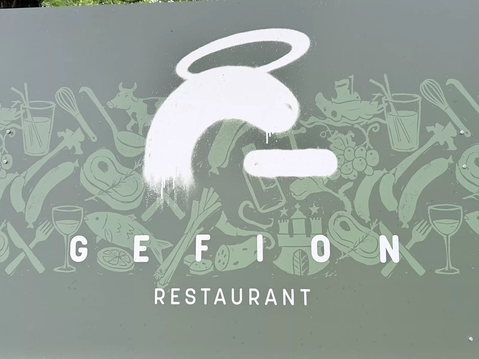 Grünes Schild des Restaurants Gefion in Hamburg-Altona mit weißem Ochsenkopf