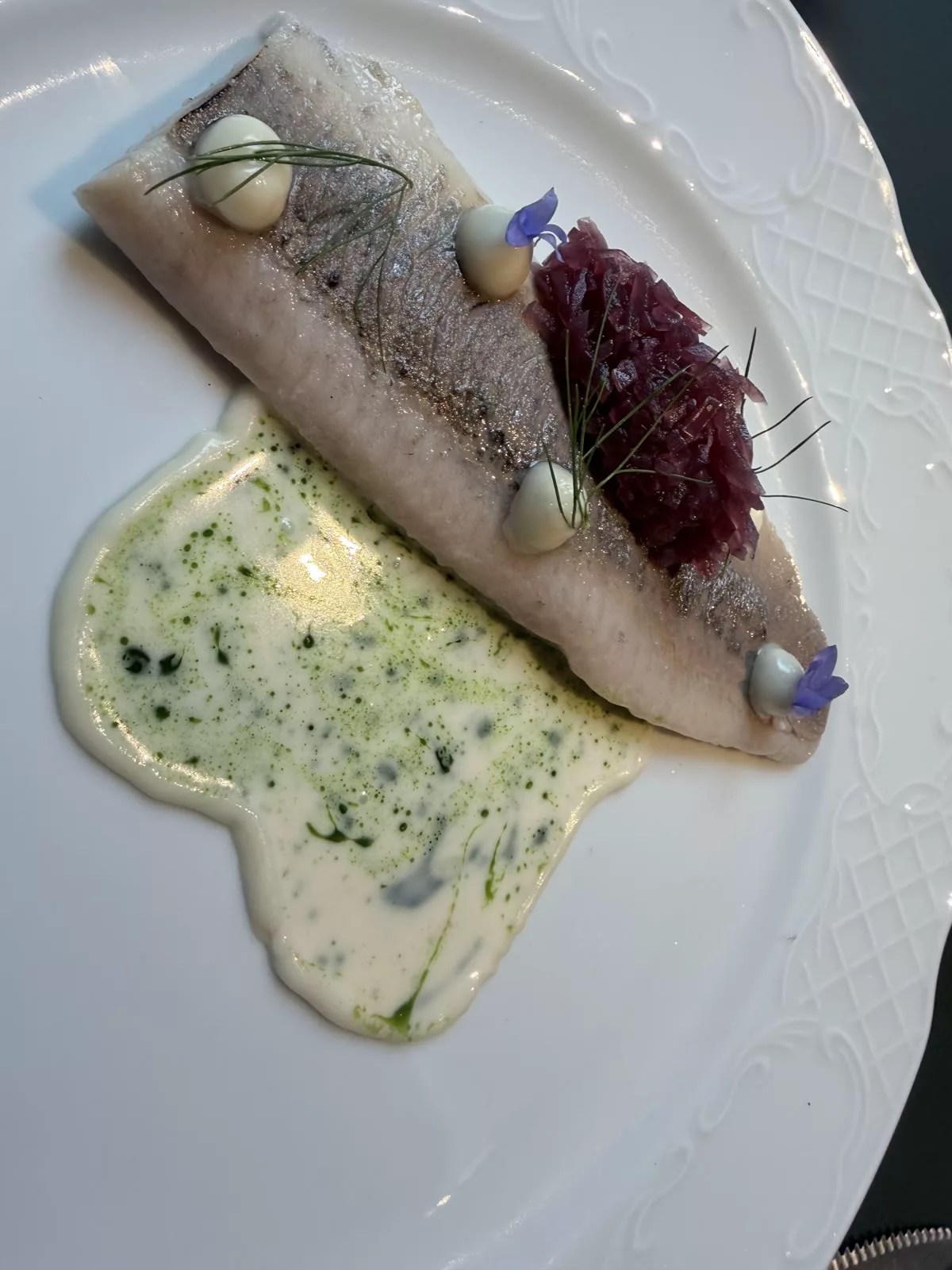 Geflämmter Matjes mit Sahnecreme, roter Zwiebel und Dill im Gefion Hamburg