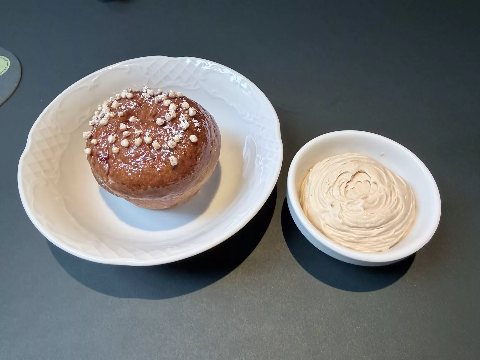 Rohrnudel mit Pflaume und Tee-Creme im Gefion Hamburg