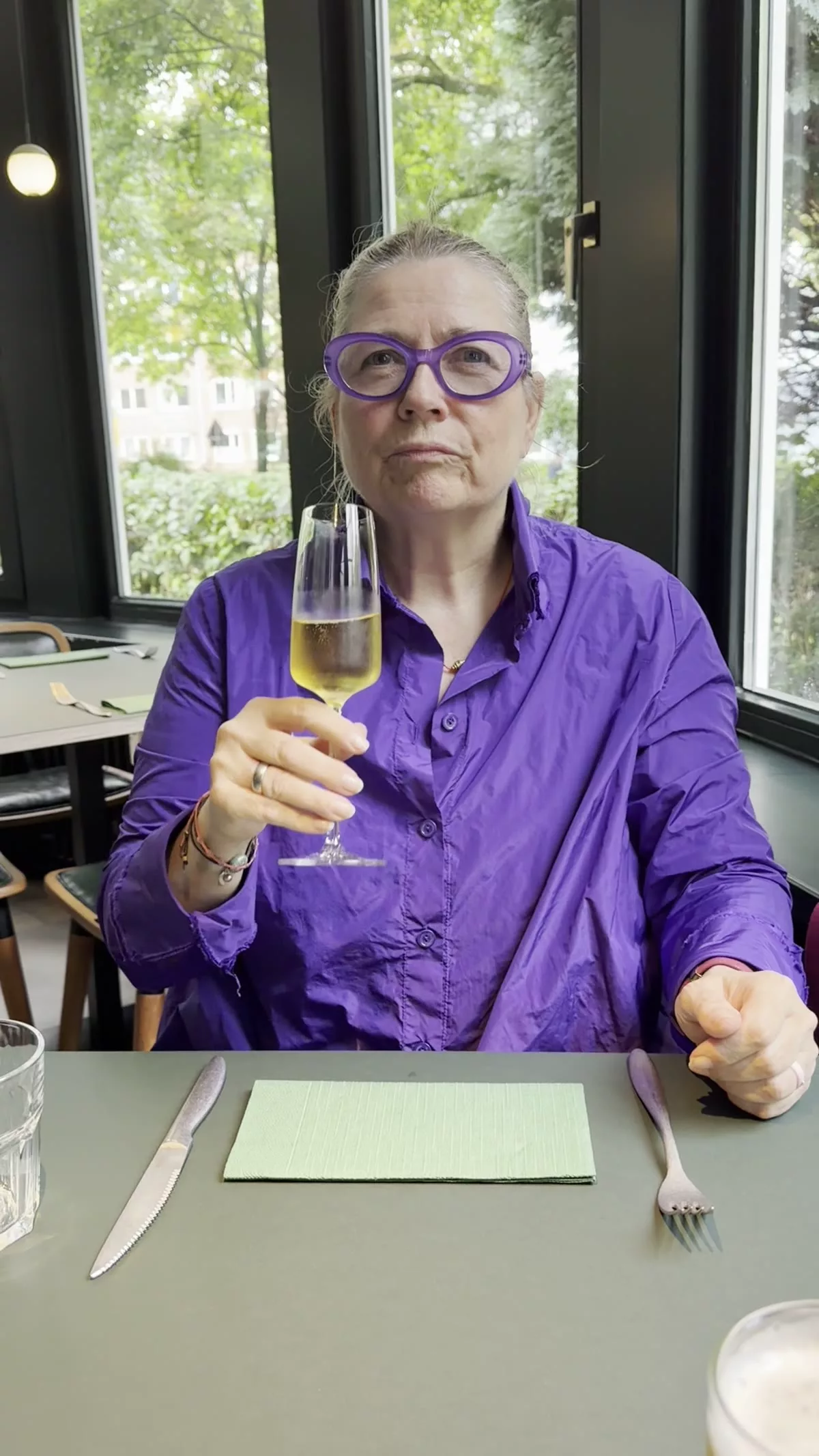Corinna Gronau in der Rotunde des Gefion in Hamburg mit einem Glas alkoholfreiem Prosecco