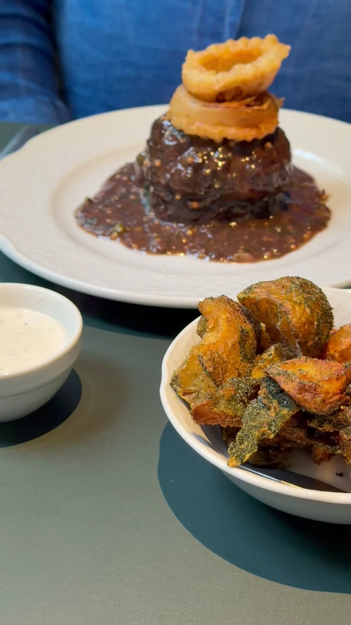 Rundstück warm mit frittierten Zwiebelringen, Röstkartoffeln und Dip im Gefion Hamburg