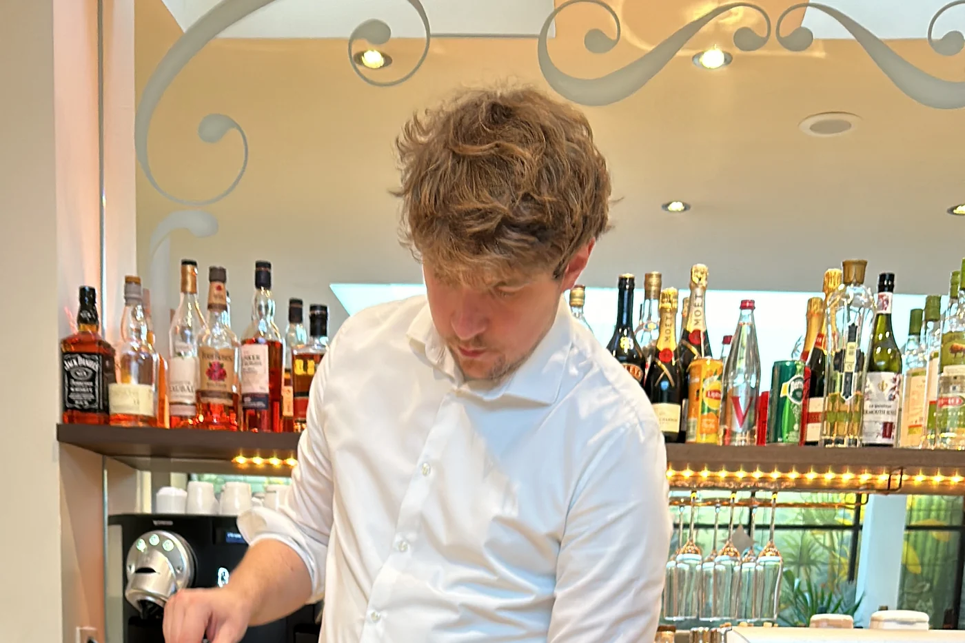Barkeeper mixt einen Cocktail an der Bar des Hôtel de l’Université in Paris