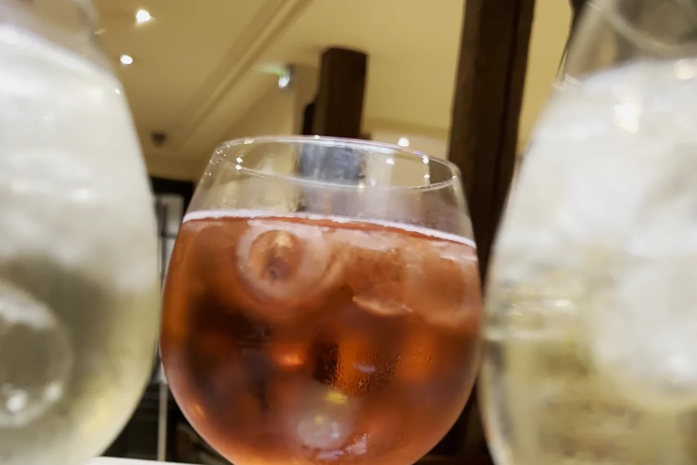 Aperitif im Glas auf einem Tisch der Hotelbar im Hôtel de l’Université in Paris