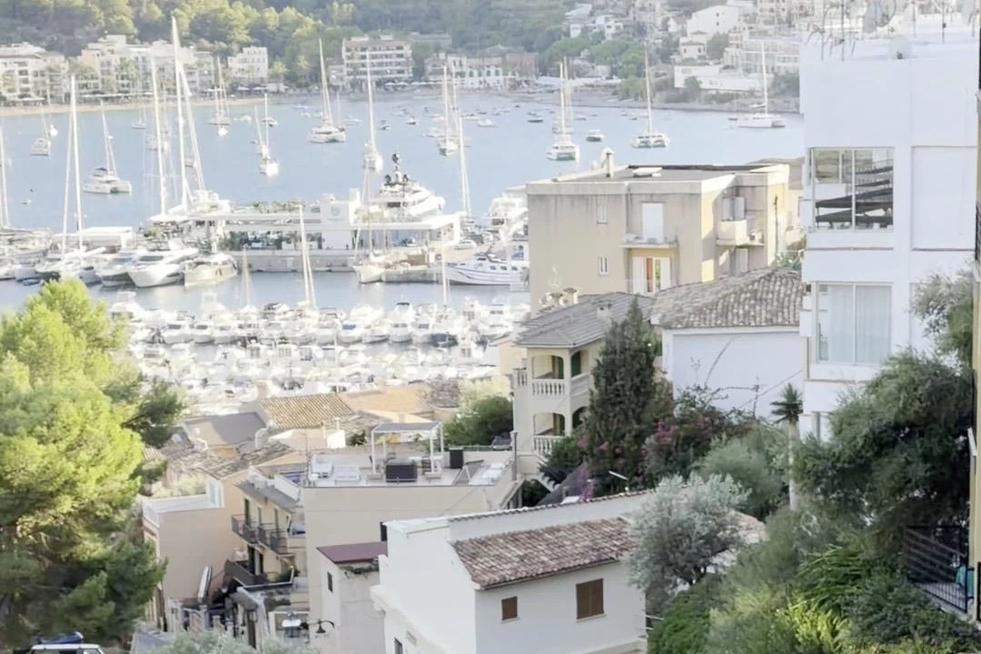 Blick vom Hang oberhalb von Port de Sóller über die gesamte Hafenbucht.