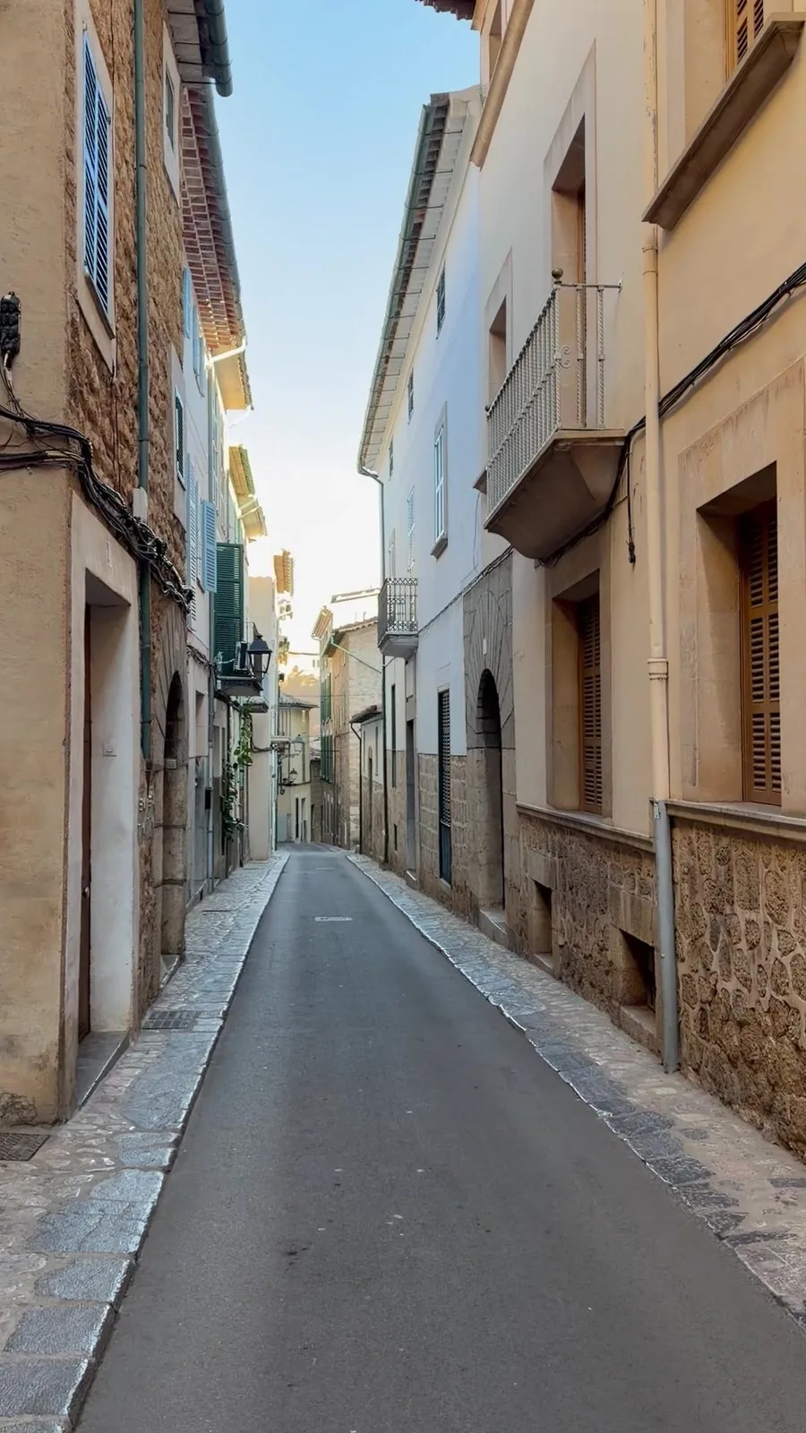 Leere Gasse in Sóller am frühen Morgen, Natursteinhäuser mit Balkonen und Fensterläden