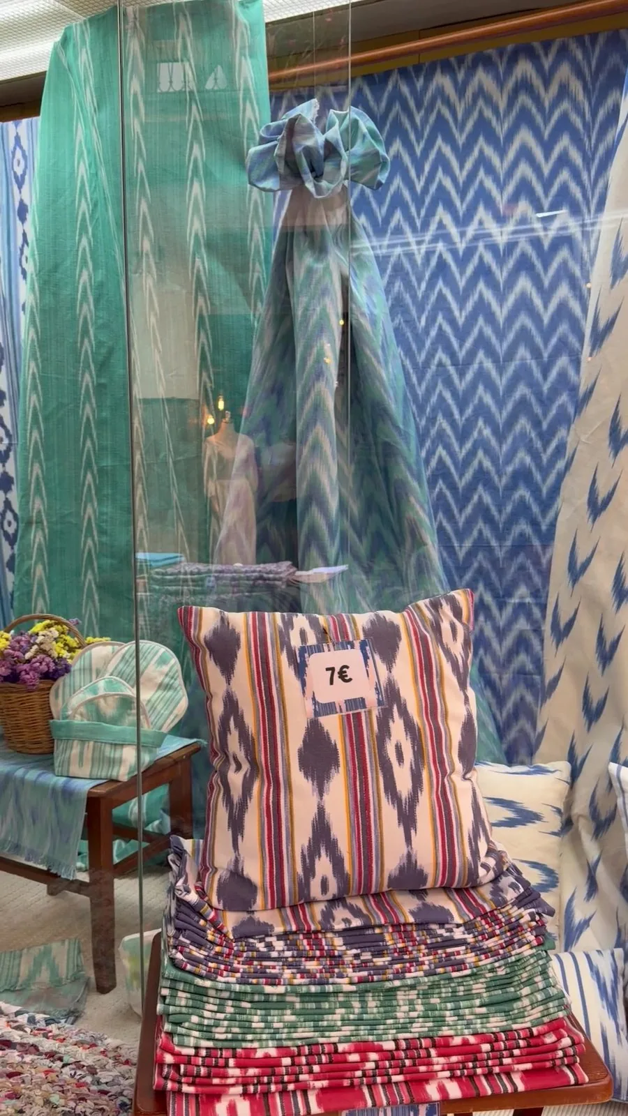 Schaufenster in Sóller mit mallorquinischen Ikat-Stoffen, roba de llengües, und einem Kissen mit Preisschild