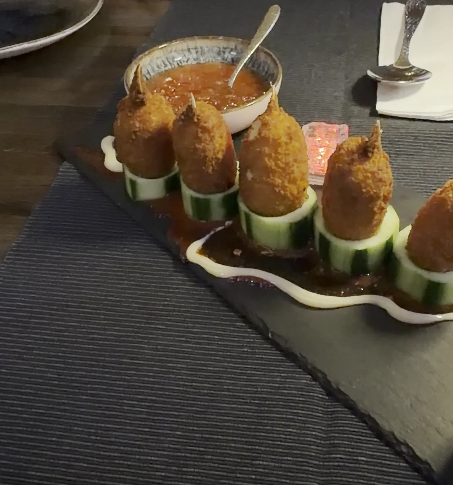 Frittierte Happen mit Krebsfleisch, aufrecht in Gurkenringen auf einer Schieferplatte mit zwei Saucen im Restaurant Wong Hamburg