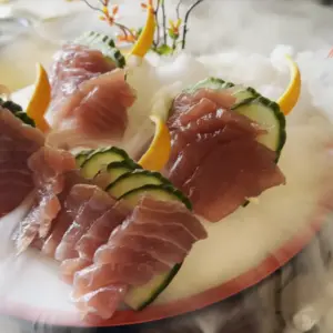 Thunfisch-Sashimi auf Trockeneis, weißer Rauch quillt über den Tisch, im Restaurant Wong Hamburg
