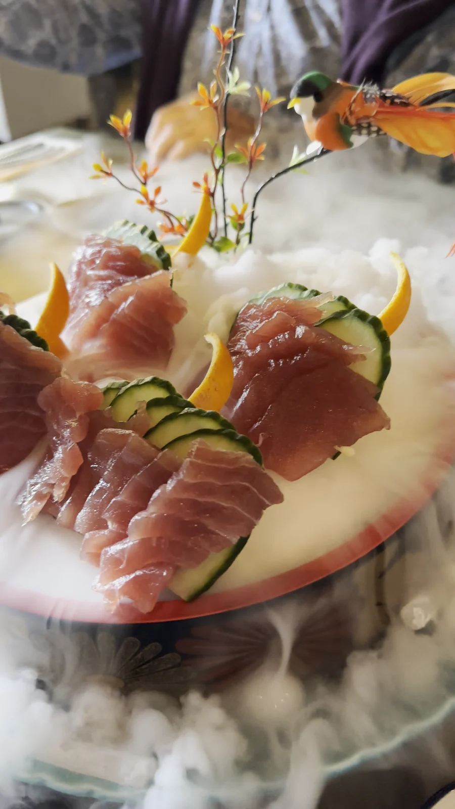 Thunfisch-Sashimi auf Trockeneis, weißer Rauch quillt über den Tisch, im Restaurant Wong Hamburg