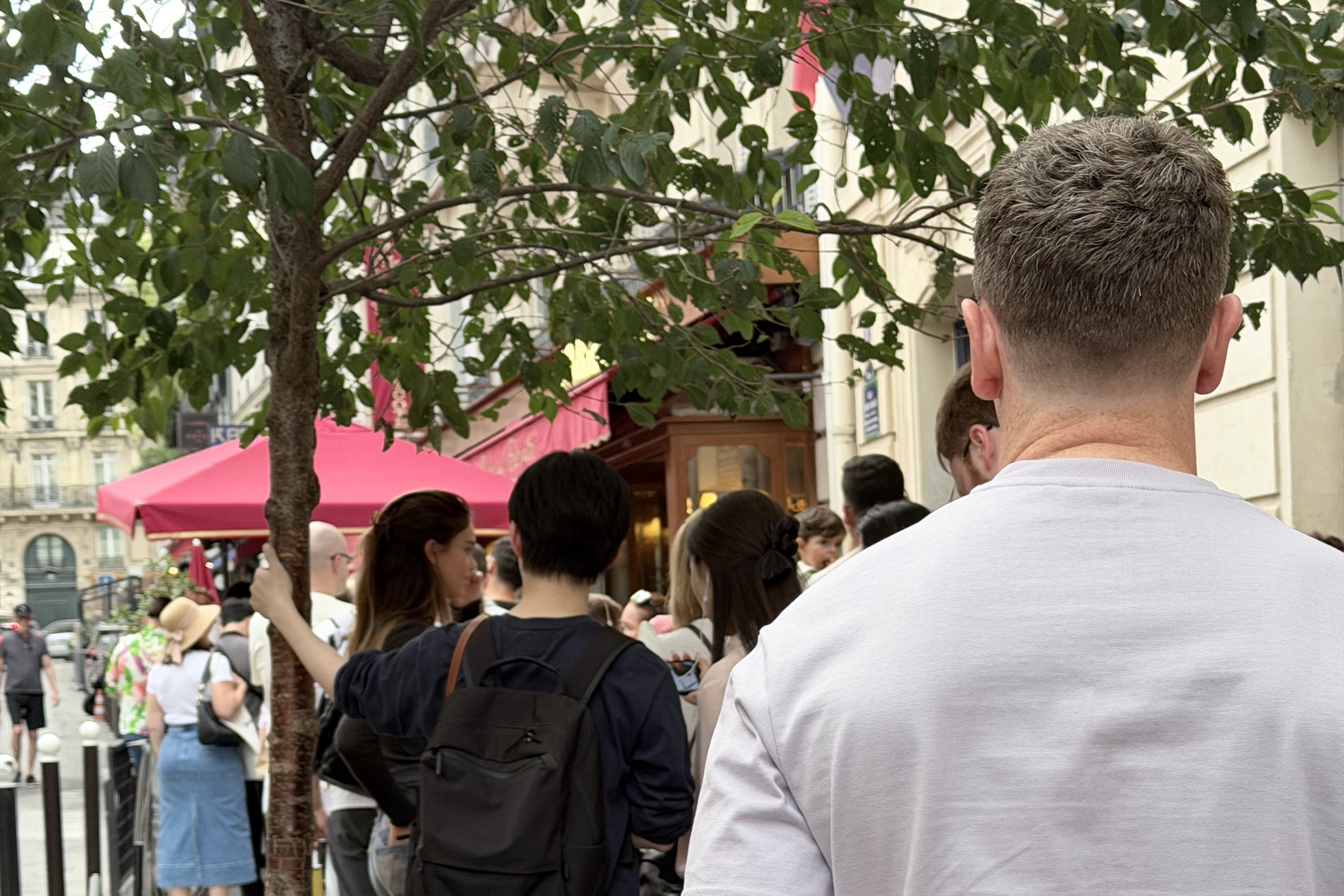 Warteschlange auf dem Gehweg vor der roten Markise des Relais de l'Entrecôte in der Rue Saint-Benoît
