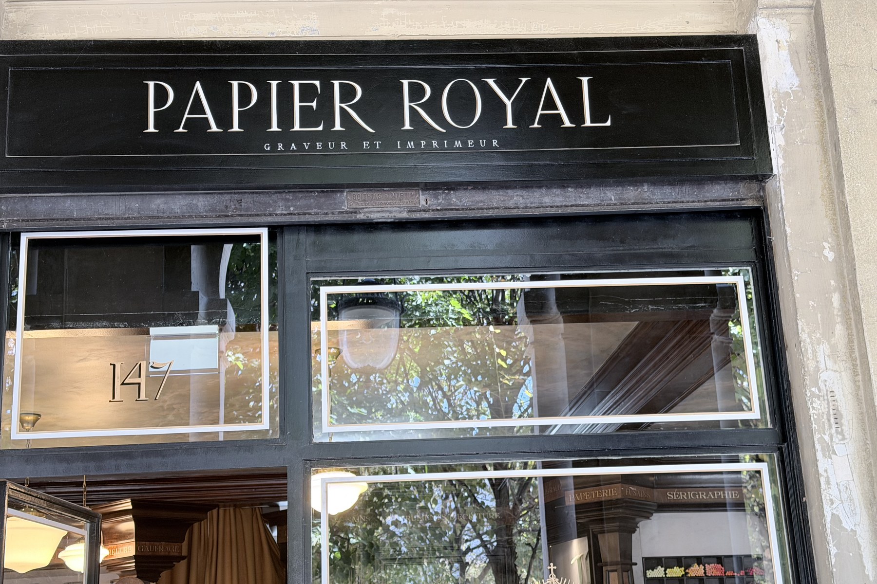 Ladenfront von Papier Royal mit dem Schriftzug Papier Royal, Graveur et Imprimeur, in der Galerie de Valois im Palais-Royal in Paris