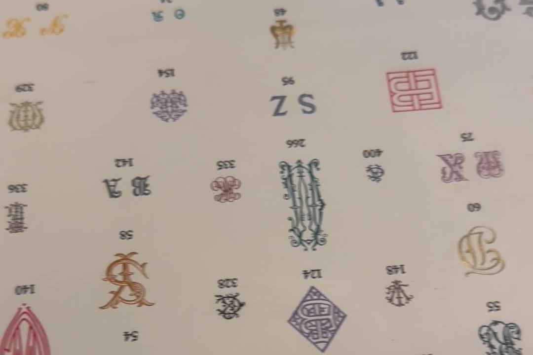Musterbogen mit gestochenen Monogrammen und Wappen bei Papier Royal in Paris