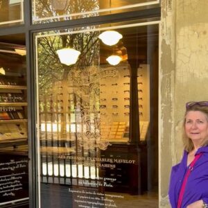 Corinna Gronau vor dem Schaufenster von Papier Royal in der Galerie de Valois im Palais-Royal in Paris