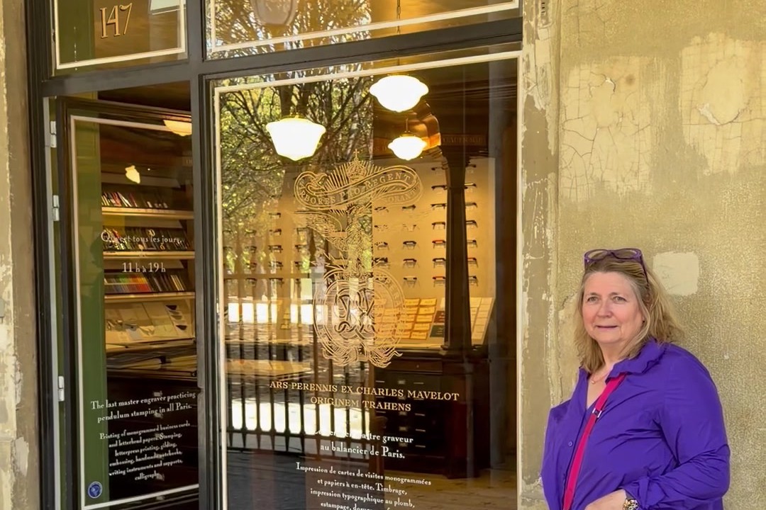 Corinna Gronau vor dem Schaufenster von Papier Royal in der Galerie de Valois im Palais-Royal in Paris