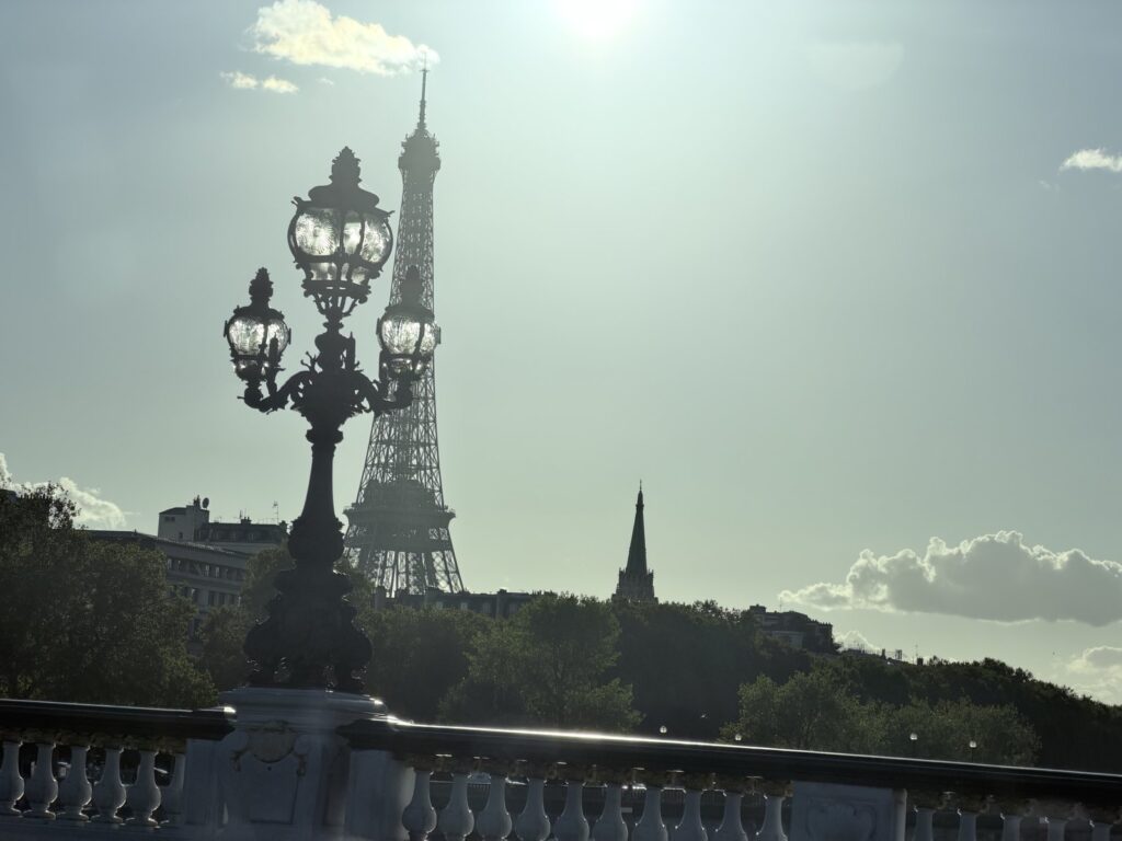 Die Pont Alexandre III in Paris am Abend, dahinter der Eiffelturm