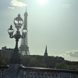 Die Pont Alexandre III in Paris am Abend, dahinter der Eiffelturm