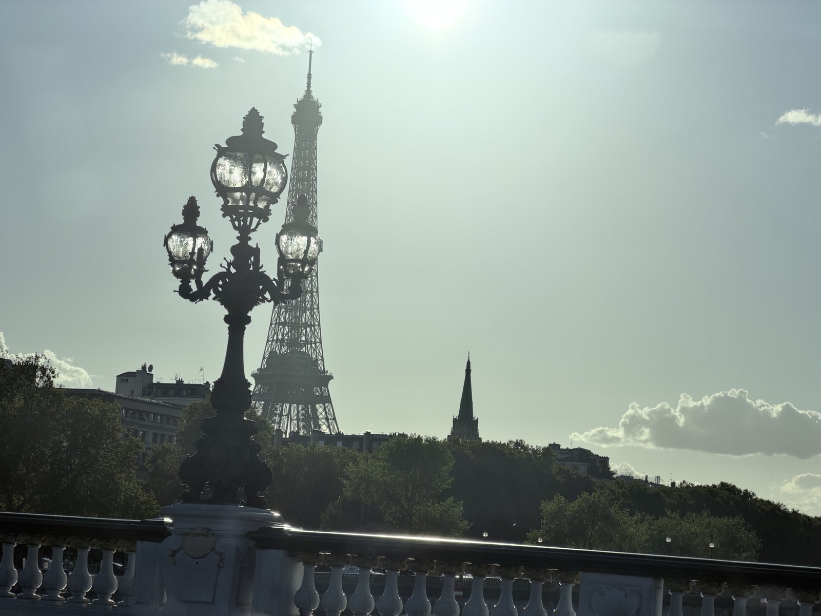 Die Pont Alexandre III in Paris am Abend, dahinter der Eiffelturm