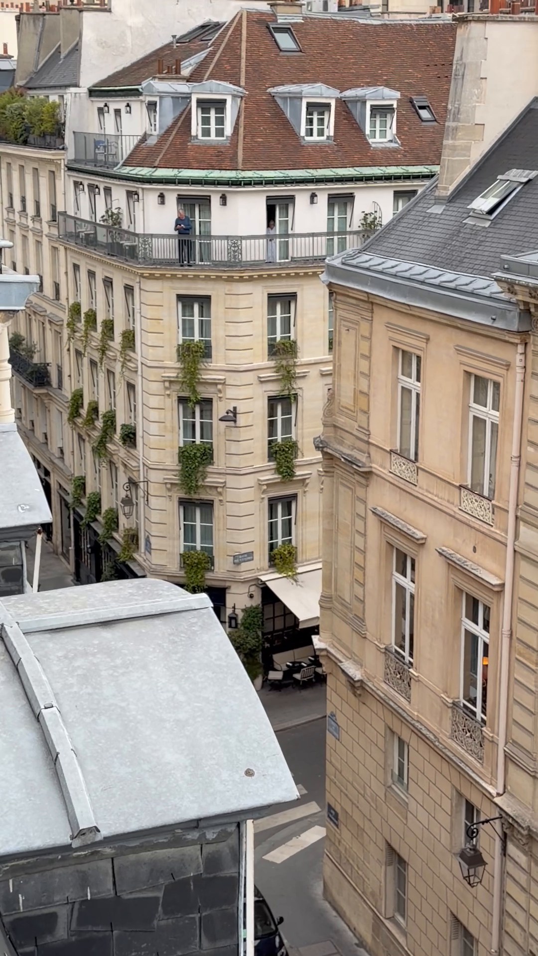 Blick von der Dachterrasse über die Zinkdächer von Saint-Germain-des-Prés.
